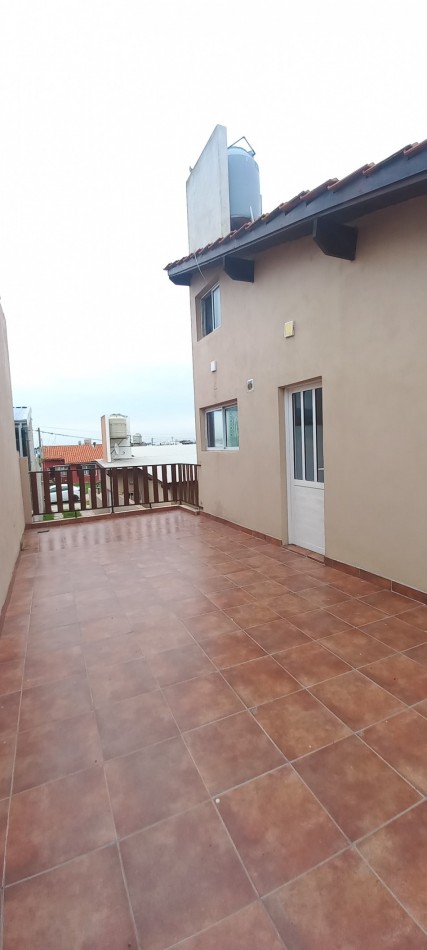 Casa 3 ambientes en PH, con parque y terraza