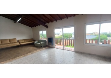 Casa 3 ambientes en PH, con parque y terraza